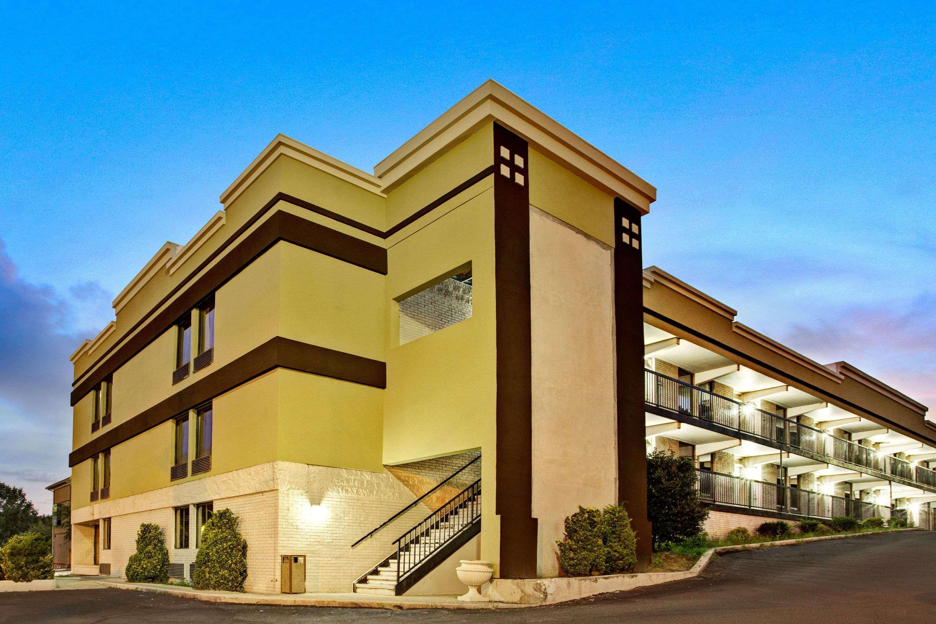 Super 8 Downtown Raleigh Motel Exterior photo