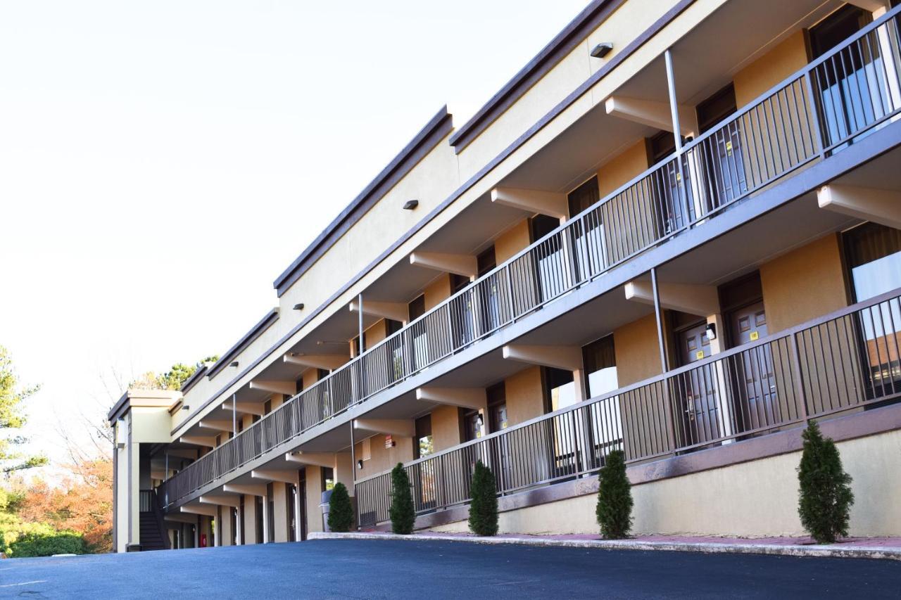 Super 8 Downtown Raleigh Motel Exterior photo